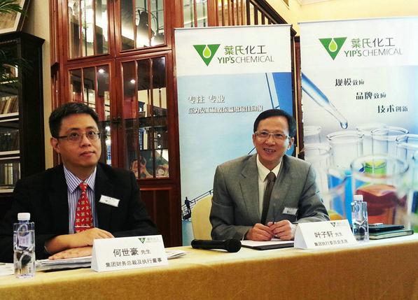 图:叶子轩(右)表示,为更好拓展华东市场,集团在江苏泰兴新建30万吨醋酸酯新生产线将在明年初投入使用 倪巍晨摄